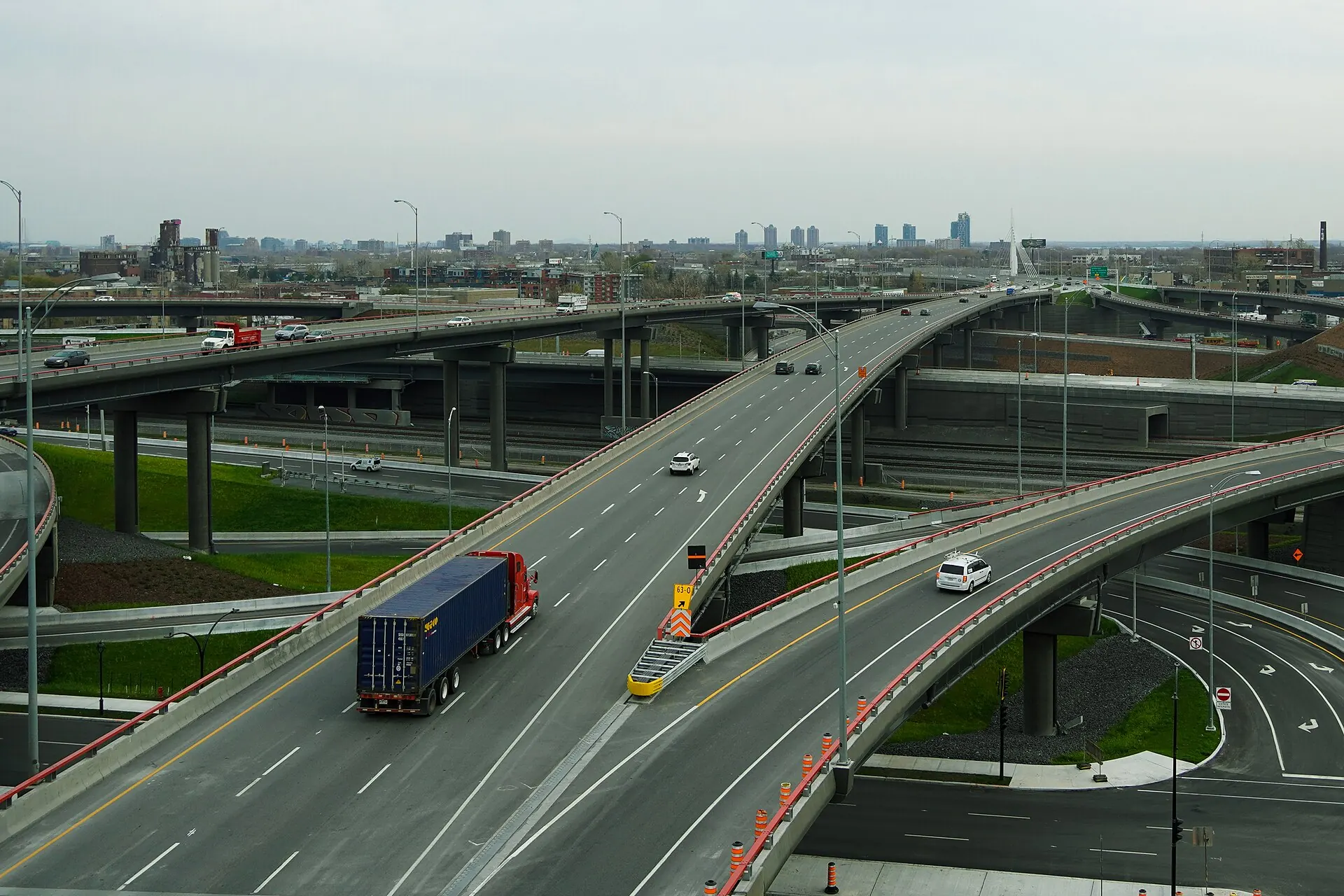 Carreta em viaduto de rodovia